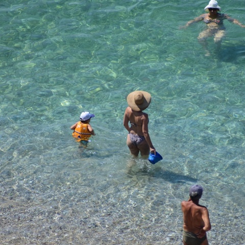 Παραλία με λουόμενους