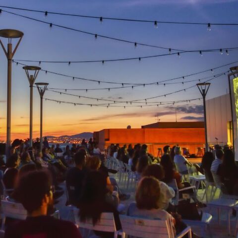 Το «Σινεμά με Θέα» επιστρέφει στη Θεσσαλονίκη - Προβολές με την υπογραφή του Φεστιβάλ Κινηματογράφου, κάθε τριήμερο στην οροφή του Μεγάρου Μουσικής. 