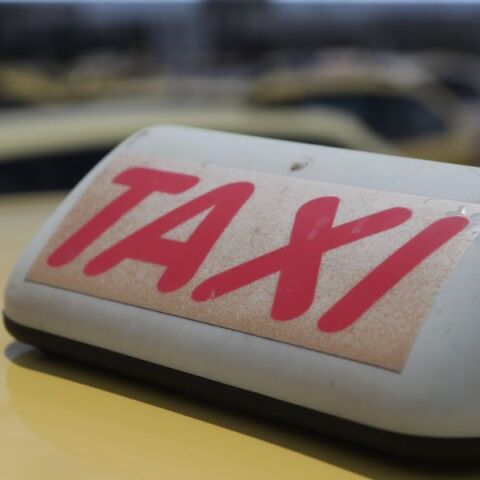 Ταξιτζής στη Θεσσαλονίκη επιτέθηκε σε 21χρονη επειδή αρνήθηκε να πληρώσει έξτρα χρέωση 