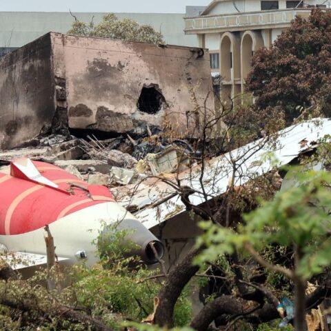 Βρετανία: Συγγενείς θυμάτων του αεροπορικού δυστυχήματος της Air India παρέλαβαν λάθος σορούς - Έρευνα για παραλείψεις σε ταυτοποίηση και μεταφορά των λειψάνων.