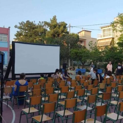 Ο Δήμος Αθηναίων διοργανώνει δωρεάν προβολές παιδικών ταινιών σε σχολεία, προσφέροντας μαγικές βραδιές σε παιδιά και οικογένειες της πόλης.