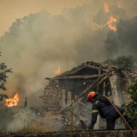 Πυροσβέστης κατά τη διάρκεια της επιχείρησης για την κατάσβεση φωτιάς στην Κορινθία