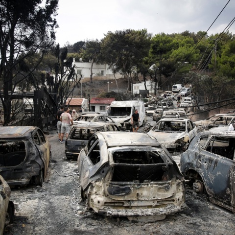 Καμένα τα αυτοκίνητα που εγκλωβίστηκαν σε δρόμο στο Μάτι 