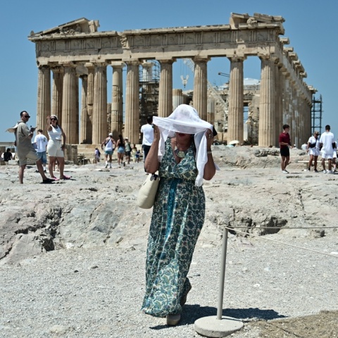 Πολίτες προστατεύονται όπως μπορούν από το κύμα καύσωνα στον Παρθενώνα