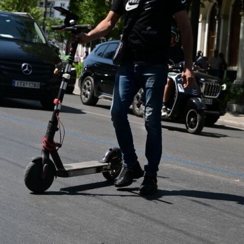 Νέος ΚΟΚ: Βαριά τα πρόστιμα για τη μη χρήση κράνους -  Στην κορυφή των παραβάσεων η Αττική