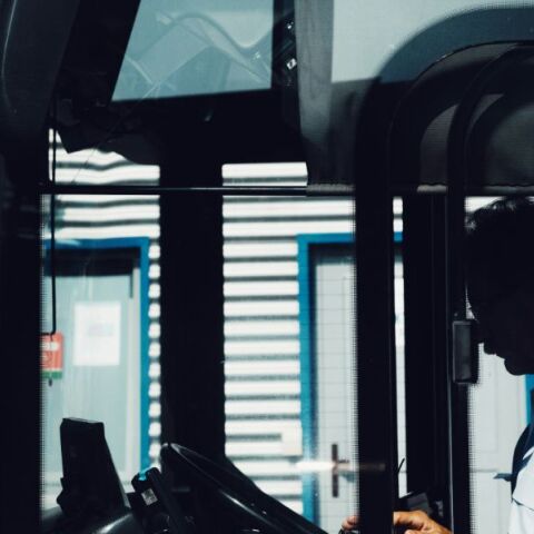 Μύκονος: Οδηγός λεωφορείου έστριβε τσιγάρο ενώ μετέφερε τουρίστες