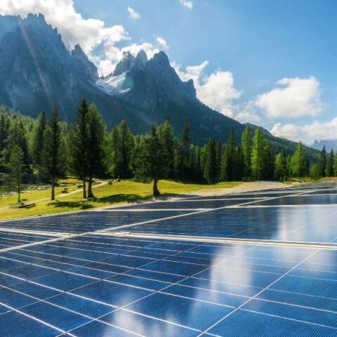 Η Metlen υπέγραψε νέα συμβόλαια 34,8 εκατ. λιρών για έργα ΑΠΕ στο Ηνωμένο Βασίλειο, ενισχύοντας τη θέση της στον τομέα φωτοβολταϊκών και BESS.