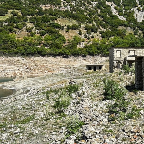 Χαμηλή στάθμη νερού στη λίμνη Μόρνου
