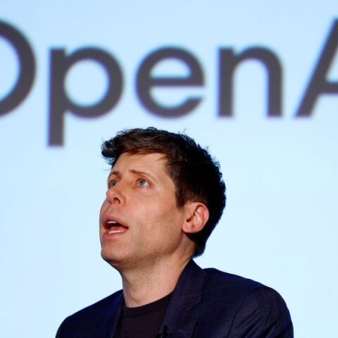 Ο Σαμ Άλτμαν της OpenAI προβλέπει την πλήρη κατάργηση επαγγελμάτων λόγω τεχνητής νοημοσύνης και προειδοποιεί για κινδύνους στην υγεία και την εθνική ασφάλεια.