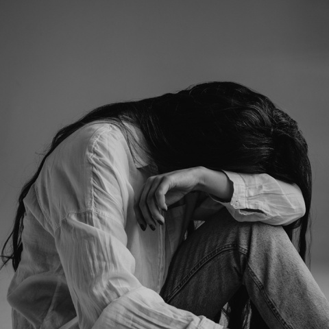 Γυναίκα κρύβει το πρόσωπό της