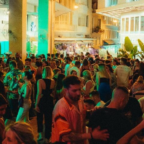 Ραντεβού στα αθηναϊκά μπαρ του Αυγούστου