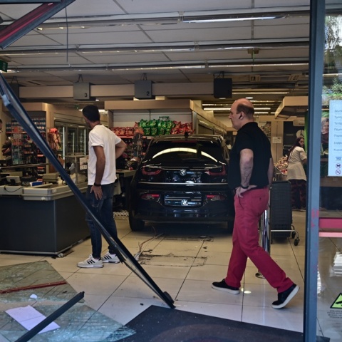 Αυτοκίνητο μπήκε μέσα σε σούπερ μάρκετ