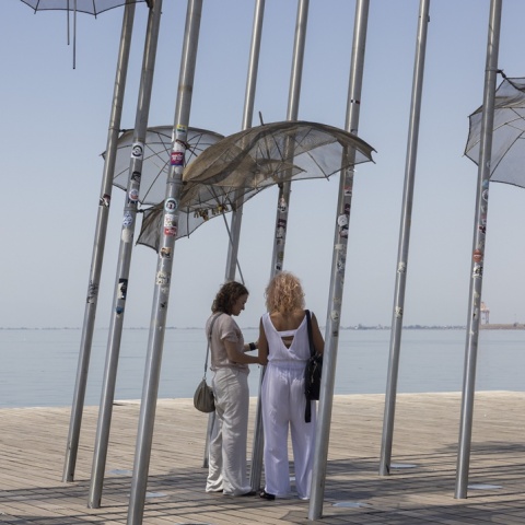 Γυναίκες εν μέσω καύσωνα κάτω από εικαστική εγκατάσταση στη Θεσσαλονίκη 