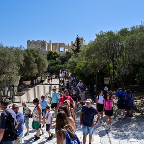 Επισκέπτες στον αρχαιολογικό χώρο της Ακρόπολης εν μέσω καύσωνα