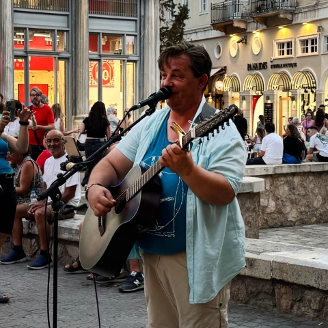 Οι μουσικοί του δρόμου που φτιάχνουν το soundtrack της Αθήνας