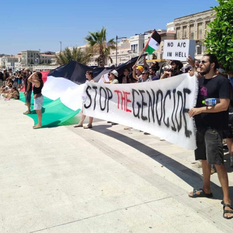 Ο ρατσισμός και η καραμέλα των ακροκεντρώων