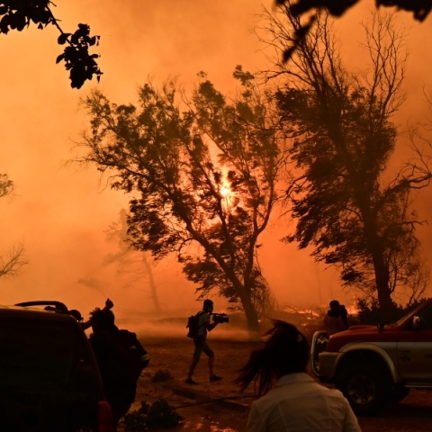  Ολονύχτια μάχη με τις φλόγες σε Εύβοια, Μεσσηνία, Κύθηρα, Κρήτη - Τραυματίστηκαν πυροσβέστες, κάηκαν περιουσίες