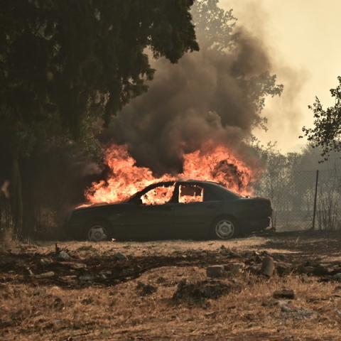 Εφιαλτικές διαστάσεις παίρνει η φωτιά στις Αφίδνες - Εικόνες από την καταστροφική πυρκαγιά