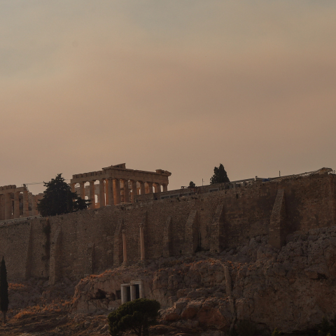 Σκέπασε την Αθήνα ο καπνός από τη φωτιά στις Αφίδνες - Δείτε εικόνες