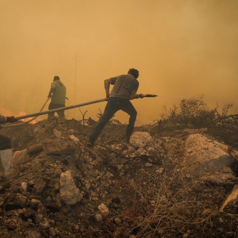 Τεράστιο το μέτωπο στην Εύβοια: Ανεξέλεγκτη η φωτιά, απειλεί κατοικημένες περιοχές 