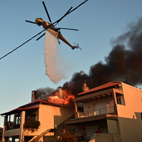Σε απόσταση αναπνοής οι ρίψεις νερού από ελικόπτερο σε φλεγόμενο σπίτι στο Κρυονέρι