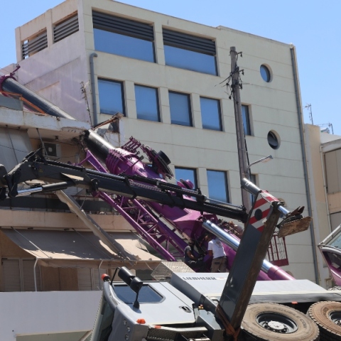 Περιστέρι: «Ήμουν μέσα, θα μπορούσα να είχα σκοτωθεί», λέει η ιδιοκτήτρια του σπιτιού που έπεσε ο γερανός