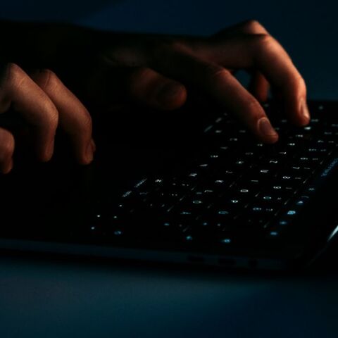 Ισπανία: 17χρονος δημιούργησε γυμνές φωτογραφίες συμμαθητριών του μέσω ΑΙ και τις κοινοποίησε