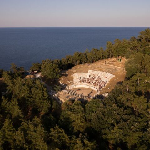 Μετά από 14 χρόνια, το αρχαίο θέατρο της Θάσου επανέρχεται στη ζωή, πλήρως αποκαταστημένο, φιλοξενώντας ξανά πολιτιστικές εκδηλώσεις.