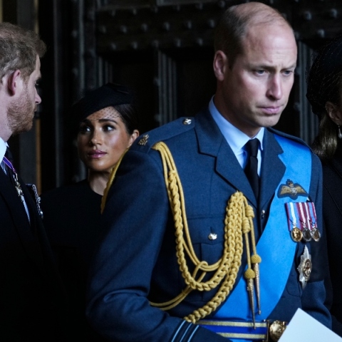 Όταν ο Ουίλιαμ έγινε ασπίδα της Κέιτ Μίντλετον για να κρατήσει μακριά της τη Μέγκαν Μαρκλ