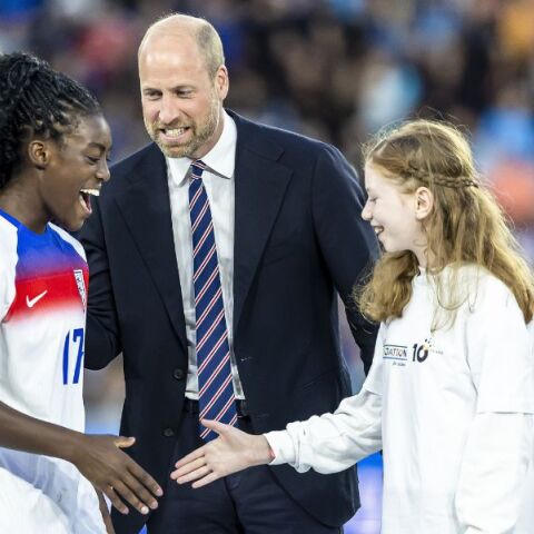 Η 12χρονη Γκρέτα, με σύνδρομο Dravet, στάθηκε δίπλα στον πρίγκιπα Ουίλιαμ στην απονομή του Euro Γυναικών 2025 και συγκίνησε το κοινό με την παρουσία της.