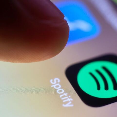 Το Spotify ανέβασε τραγούδια AI σε προφίλ νεκρών καλλιτεχνών χωρίς άδεια - Αφαιρέθηκαν ως παραπλανητικό περιεχόμενο μετά από καταγγελίες.