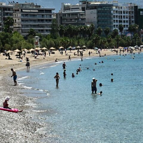 Παλαιό Φάληρο: Βίντεο που ίσως δείχνει το κοριτσάκι ζωντανό έχει στα χέρια του το Λιμενικό