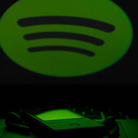 Το Spotify παραδέχεται πως «μένει πίσω» στις διαφημίσεις και η μετοχή του κατρακυλά - Οι δηλώσεις του CEO και η υποχώρηση της μετοχής