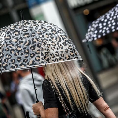 Καιρός: Άνοιξαν οι ουρανοί στην Αττική: Πλημμύρισαν δρόμοι - Πού θα βρέξει τις επόμενες ώρες