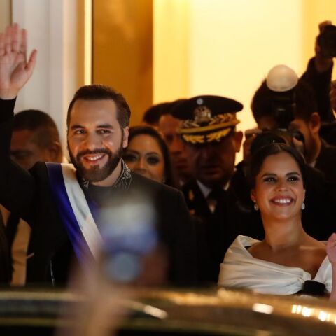 Ελ Σαλβαδόρ: Ο Ναΐμπ Μπουκέλε αποκτά δικαίωμα απεριόριστων θητειών στην προεδρία μετά την έγκριση αμφιλεγόμενης συνταγματικής μεταρρύθμισης.