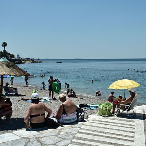 Παλαιό Φάληρο: Η στιγμή που η γυναίκα πετά το καρότσι με το κοριτσάκι - Ενδείξεις ότι ήταν ήδη νεκρό 