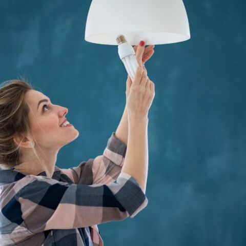 Μειώσεις στα τιμολόγια της ΔΕΗ για τον Αύγουστο, με εκπτώσεις σε πράσινα, κίτρινα και μπλε προγράμματα, παρά την άνοδο στη χονδρική.