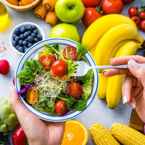 Επιστήμονες από τη Σουηδία υποστηρίζουν ότι μια υγιεινή διατροφή μπορεί να επιβραδύνει τη συσσώρευση χρόνιων παθήσεων στους ηλικιωμένους.