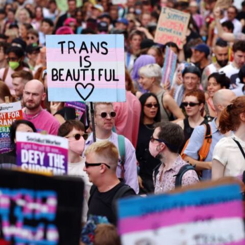 ΗΠΑ: 16 πολιτείες μηνύουν την κυβέρνηση Τραμπ για να προστατεύσουν τις θεραπείες υγειονομικής περίθαλψης των τρανς εφήβων από απαγορεύσεις και διώξεις.