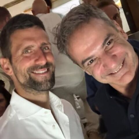 Μητσοτάκης και Τζόκοβιτς βρέθηκαν στην Τήνο και προσκύνησαν μαζί τη Μεγαλόχαρη, με δεκάδες παρευρισκόμενους να τους αναγνωρίζουν και να τους χαιρετούν