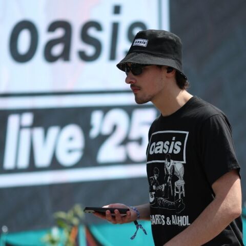 Ρεκόρ κατανάλωσης μπίρας από το κοινό των Oasis: 250.000 πίντες ανά βραδιά στο Γουέμπλεϊ, ξεπερνώντας Coldplay και Τέιλορ Σουίφτ σε πωλήσεις.