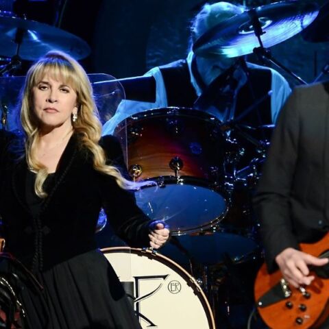 Η Στίβι Νικς ακυρώνει τις συναυλίες Αυγούστου-Σεπτεμβρίου λόγω κατάγματος στον ώμο - H τραγουδίστρια των Fleetwood Mac χρειάζεται χρόνο ανάρρωσης