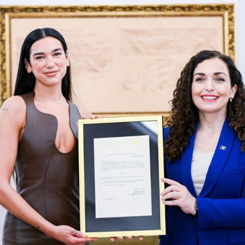 Η Ντούα Λίπα απέκτησε την υπηκοότητα του Κοσόβου - «Ευγνώμων για την τιμή», δήλωσε η τραγουδίστρια που μεγάλωσε στην Πρίστινα.