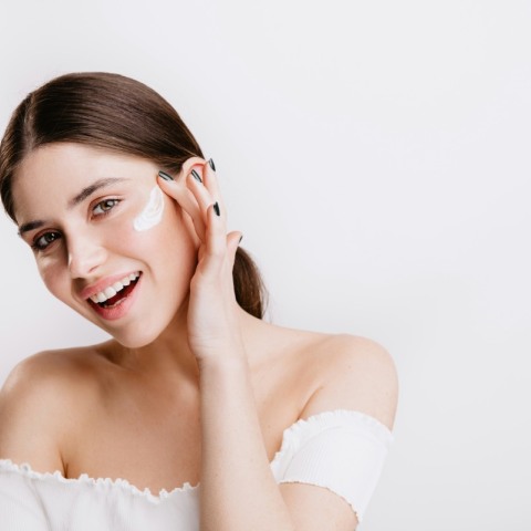 κοπέλα που βάζει ενυδατική