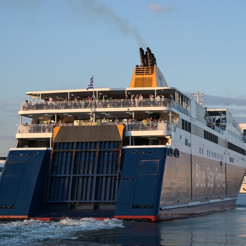 Πλοίο φεύγει από το λιμάνι του Πειραιά