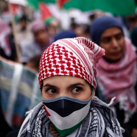 Μια φοιτήτρια από τη Γάζα με υποτροφία στη Γαλλία εγκατέλειψε τη χώρα μετά τον εντοπισμό αντισημιτικών αναρτήσεων - Διακοπή των σχετικών προγραμμάτων υποδοχής.