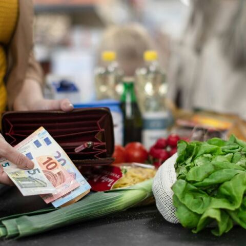 Οριακή μείωση 0,24% στις τιμές σούπερ μάρκετ τον Ιούλιο 2025 σύμφωνα με το ΙΕΛΚΑ - Ήπιες ετήσιες αυξήσεις και μειώσεις σε βασικά είδη.