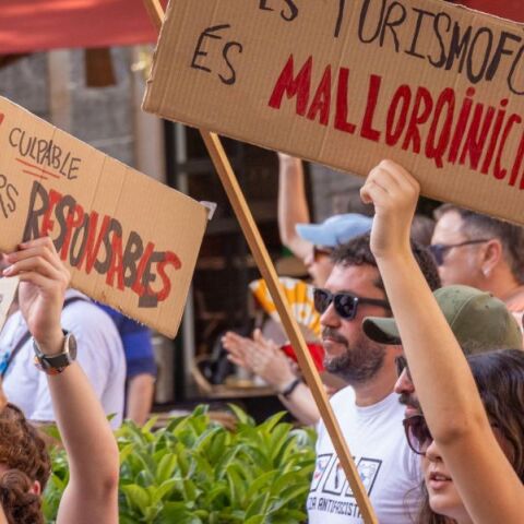 Μείωση έως 40% στις αφίξεις τουριστών στη Μαγιόρκα λόγω διαμαρτυριών κατά του υπερτουρισμού - Κίνδυνος για οικονομία και επιχειρήσεις.