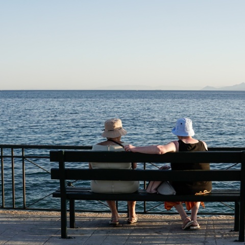 Συνταξιούχοι σε παγκάκι