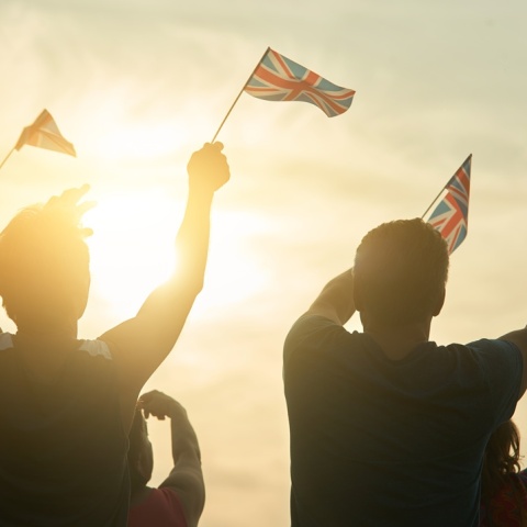 Πολίτες με σημαίες της Βρετανίας